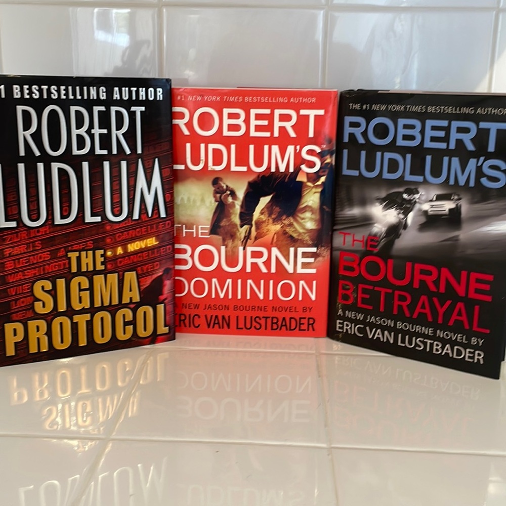 Hardcover lot Robert Ludlum’s books. Excellent condition.